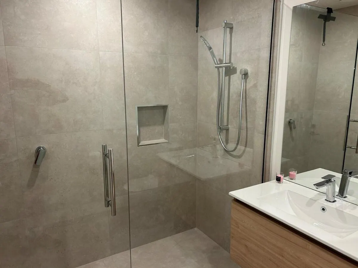 Two Units - 4 Bedrooms - 4 Bathrooms Κράισττσερτς